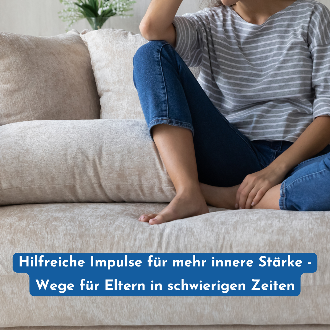 Frau sitzend auf einem Sofa, den Kopf in die Hand gestützt. Die Frau ist nachdenklich. Sie sucht Wege zu mehr innerer Stärke