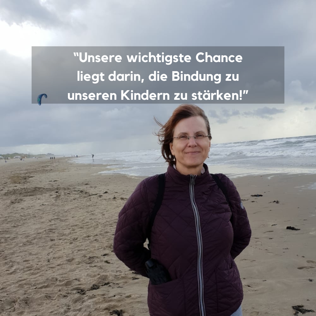 Nachdenkliche, aber zufriedene Frau am Strand. Der Text auf dem Bild lautet: ‚Unsere einzige Chance liegt darin, die Bindung zu unseren Kindern zu stärken!‘ Starke Eltern-Kind-Bindung als Schlüssel für Verständnis und Nähe