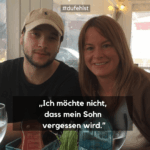 Mutter und jugendlicher Sohn sitzen nebeneinander an einem Tisch in einem Restaurant. Text im Bild: „#dufehlst – Ich möchte nicht, dass mein Sohn vergessen wird.“