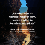 Blick aus einer dunklen Höhle über sonnenbeschienene gelbe Felsen auf das blaue Meer.