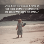 Kleiner Junge steht am Meer und blickt in die Ferne – Symbol für kindliche Unschuld und offene Lebenswege.