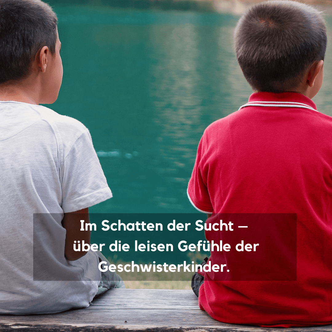 Zwei Jungen sitzen am Seeufer auf einer Bank. Text im Bild: ‚Im Schatten der Sucht – Über die leisen Gefühle der Geschwisterkinder‘.