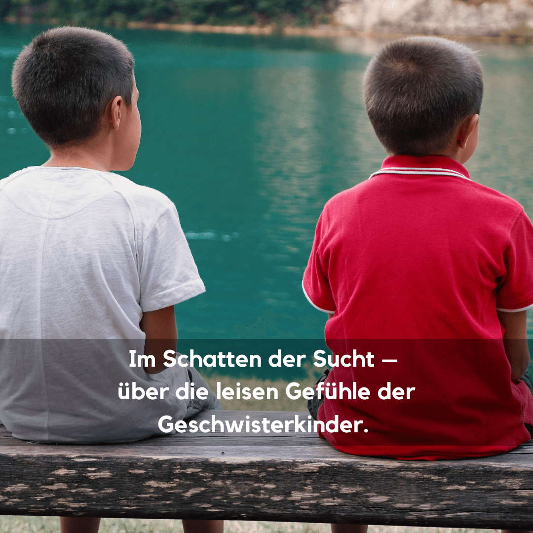 Zwei Jungen sitzen am Seeufer auf einer Bank. Text im Bild: ‚Im Schatten der Sucht – Über die leisen Gefühle der Geschwisterkinder‘.