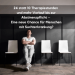Ein junger Mann sitzt allein im Wartezimmer und blickt nach oben. Eingeblendeter Text: ‚24 statt 10 Therapiestunden – mehr Zeit bis zur Abstinenzpflicht. Eine neue Chance für Menschen mit Suchterkrankung?