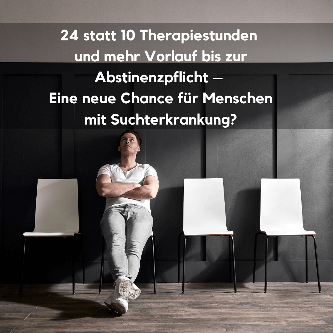 Ein junger Mann sitzt allein im Wartezimmer und blickt nach oben. Eingeblendeter Text: ‚24 statt 10 Therapiestunden – mehr Zeit bis zur Abstinenzpflicht. Eine neue Chance für Menschen mit Suchterkrankung?
