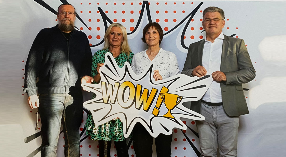 Die glücklichen Gewinner des Selbsthilfepreises NRW 2024 Die glücklichen Gewinner des Selbsthilfepreises NRW 2024