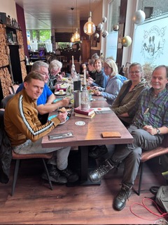 Wandergruppe bei der Einkehr