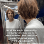 Eine Mutter steht vor einem Spiegel und schaut sich nachdenklich an. Der Untertitel lautet: „Als mir klar wurde, dass mein Kind ein Suchtproblem hat, war mein erster Gedanke: Was kann ich tun, um die Welt schnell wieder in Ordnung zu bringen?“ Es geht um Drogen, Hilflosigkeit und Selbsthilfe