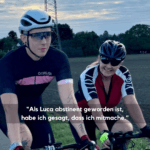 Mutter und Sohn fahren zusammen Fahrrad.