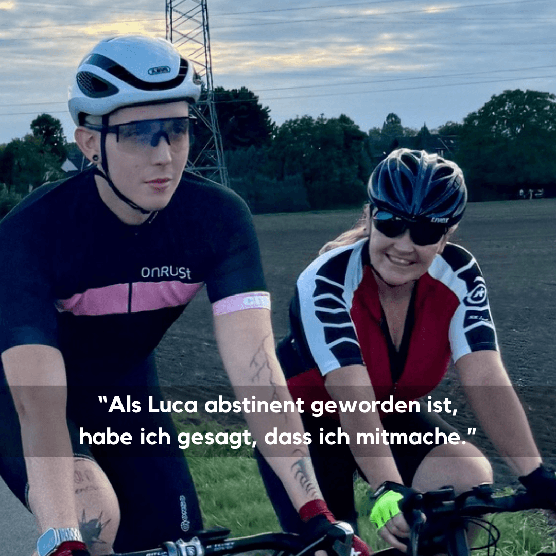 Mutter und Sohn fahren zusammen Fahrrad.