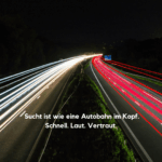 Nachtaufnahme einer Autobahn mit Lichtspuren von Fahrzeugen; darüber steht: „Sucht ist wie eine Autobahn im Kopf. Schnell. Laut. Vertraut.“