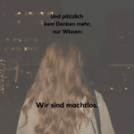 Rückenansicht einer jungen Frau bei Nacht mit dem eingeblendeten Satz „Wir sind machtlos.“