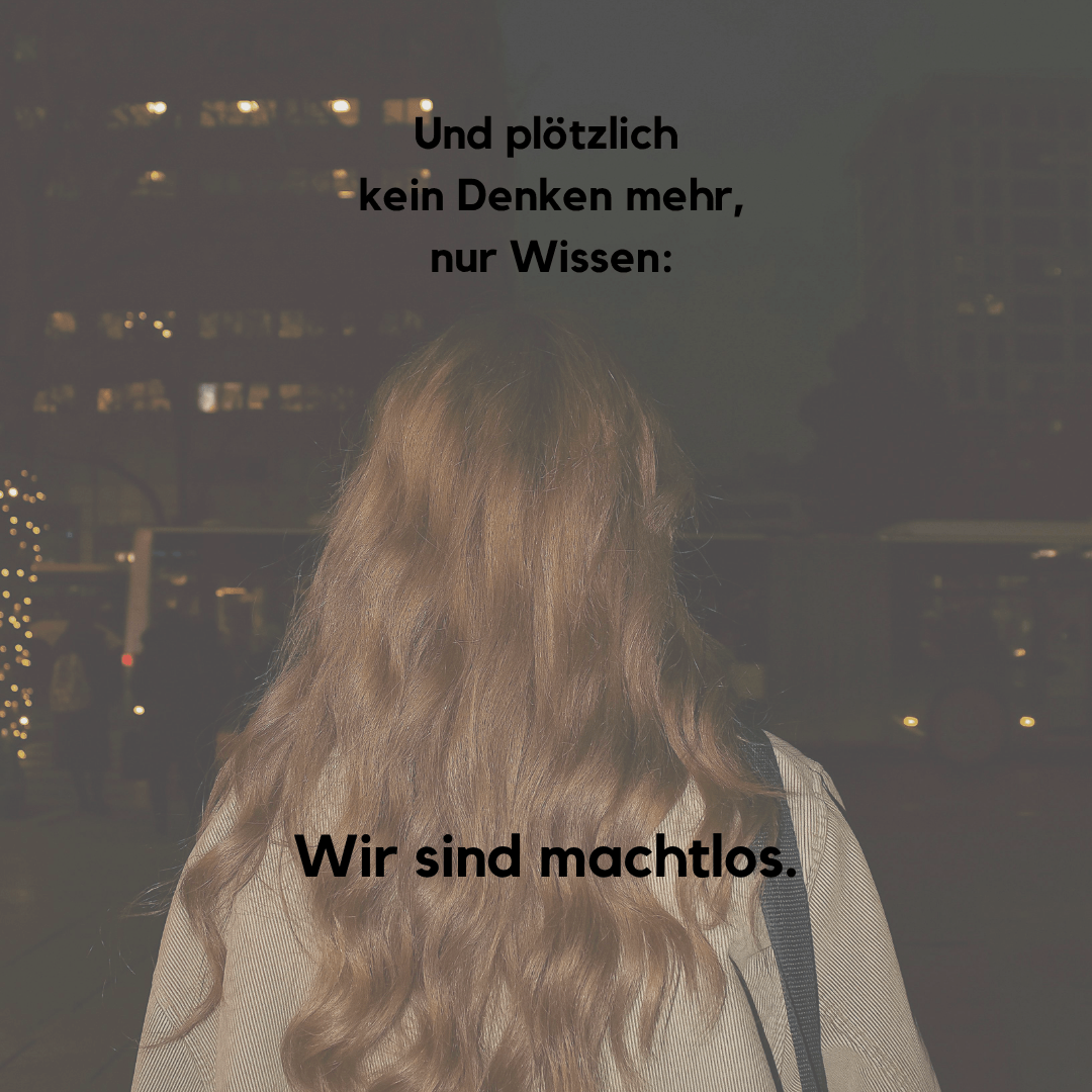 Rückenansicht einer jungen Frau bei Nacht mit dem eingeblendeten Satz „Wir sind machtlos.“