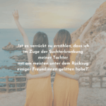 Zwei Freundinnen stehen Arm in Arm am Meer. Das Bild begleitet einen Erfahrungsbericht über den Rückzug einer Freundin während der Suchterkrankung eines Kindes.