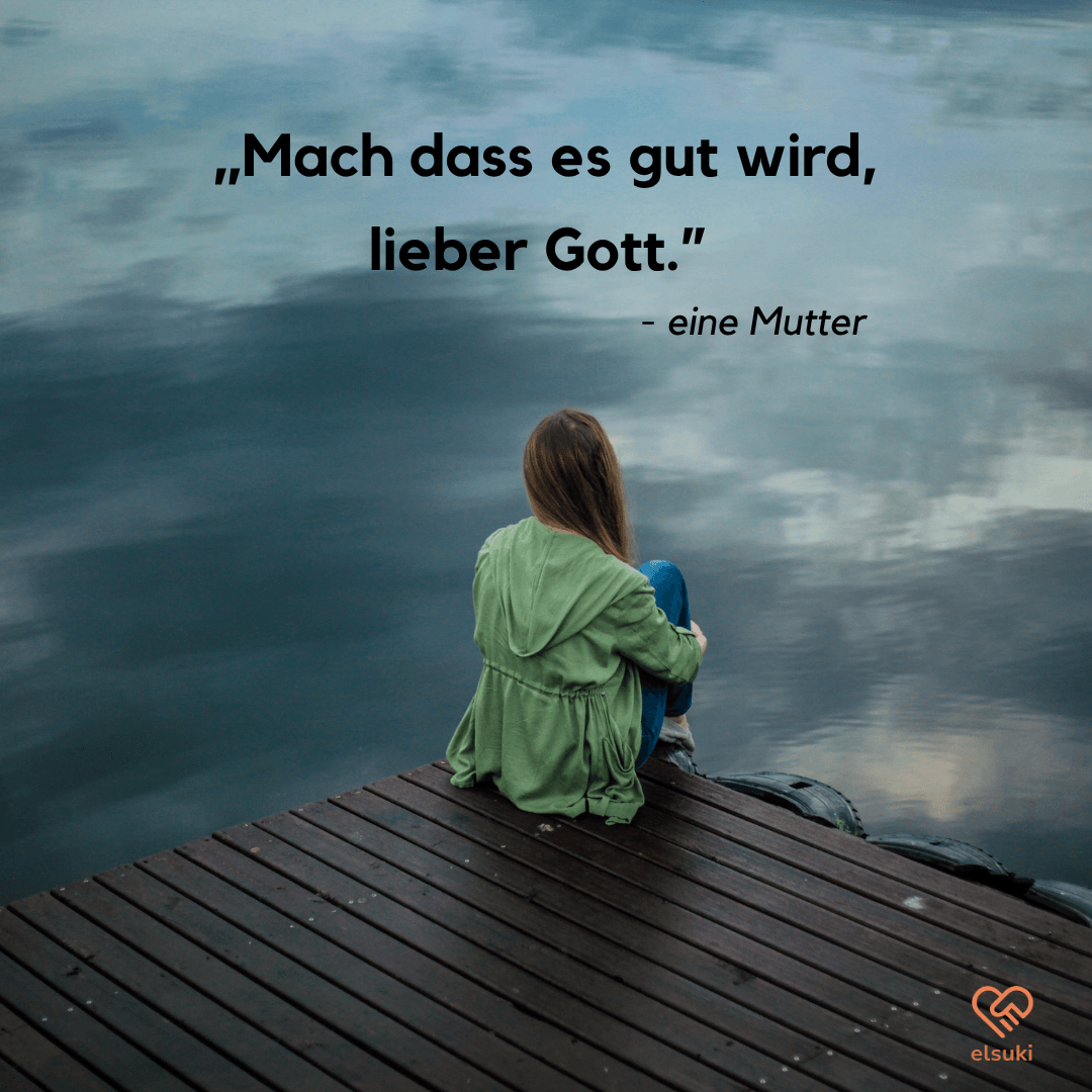 Frau sitzt allein auf einem Holzsteg am Wasser. Darüber steht der Satz: „Mach dass es gut wird, lieber Gott.“ – eine Mutter.