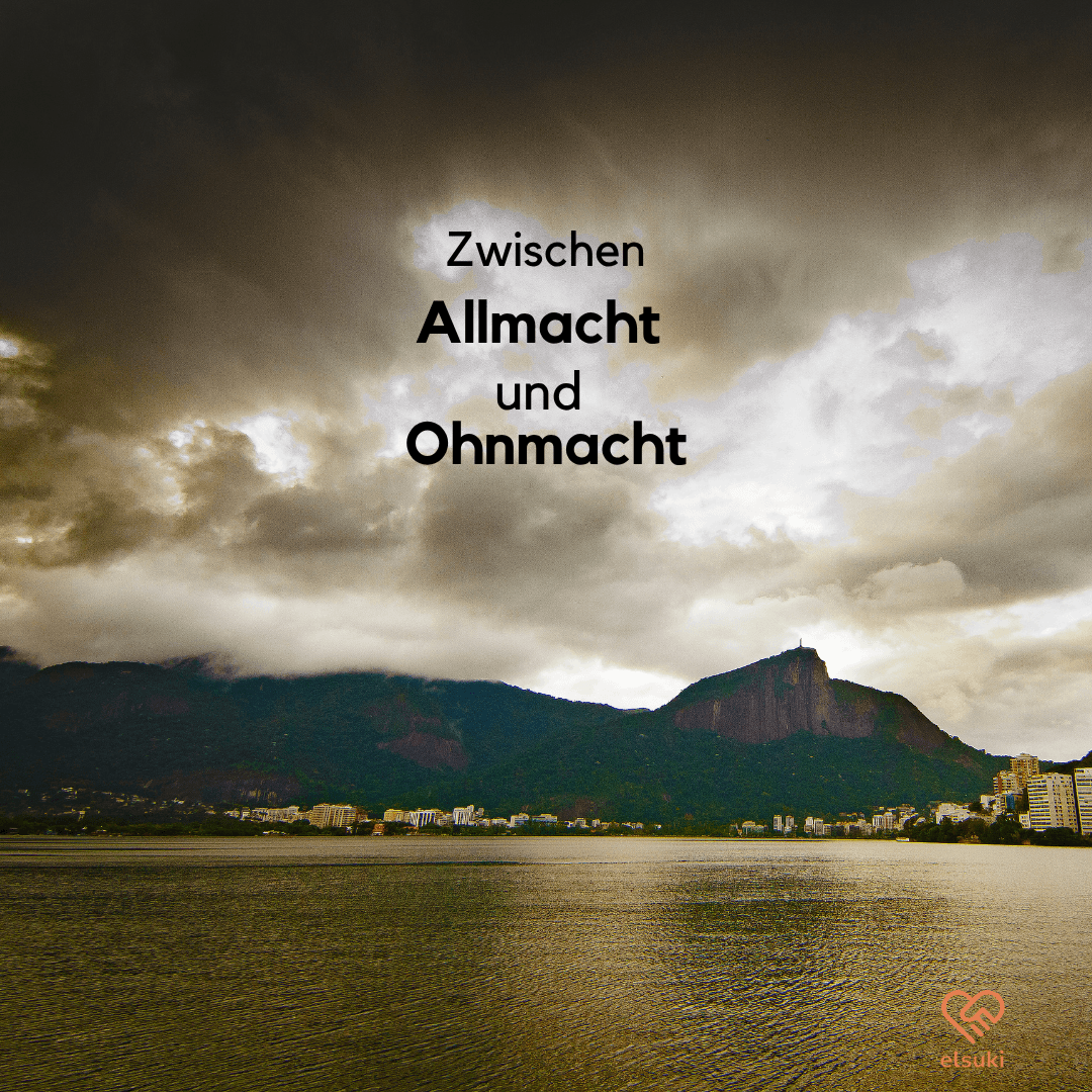 Dramatischer Himmel über einer Landschaft mit dem Titel „Zwischen Allmacht und Ohnmacht“.